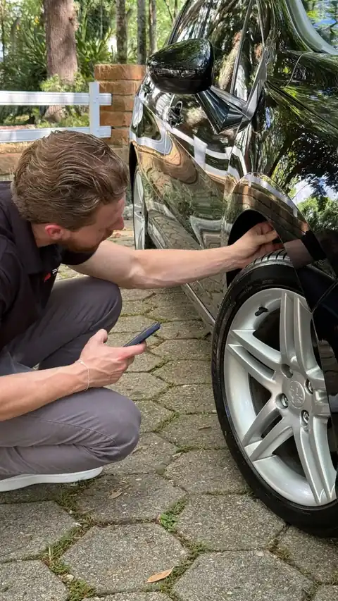 Patrick realizando uma vistoria técnica em um veículo
